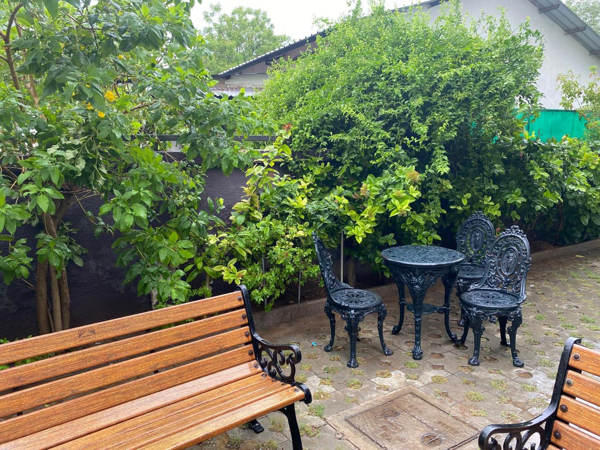 Hotel Ashray Inn Ahmadabad Zewnętrze zdjęcie