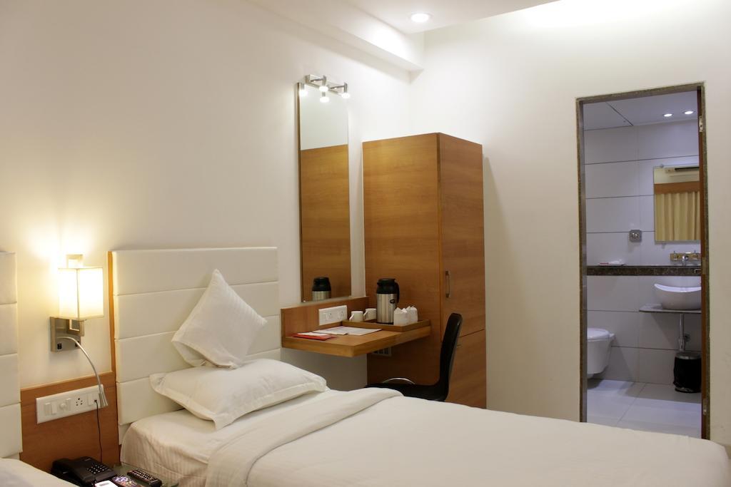Hotel Ashray Inn Ahmadabad Pokój zdjęcie